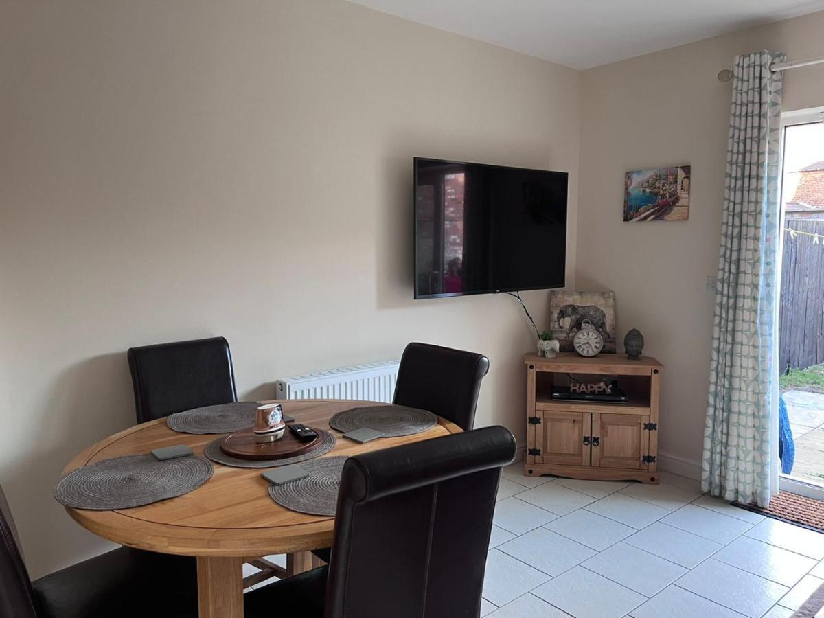 Centrally Located Lincolnshire Home With Free Parking On Premises Ngoại thất bức ảnh